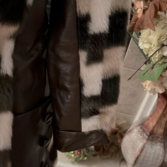 💚NEW ITEM💚 RETRO FAUX FUR & LEATHER COATl - Picture 3 of 8